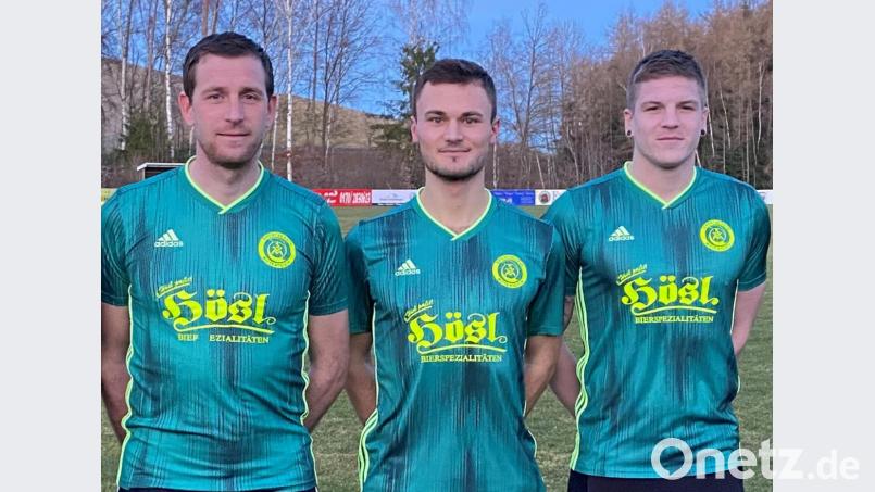 Der SV Mitterteich meldet drei weitere Vertragsverlängerungen. Martin Bächer, Mauricio Göhlert und Fabian Lorenz (von links) spielen auch kommende Saison für den Landesligisten. Bild: gb