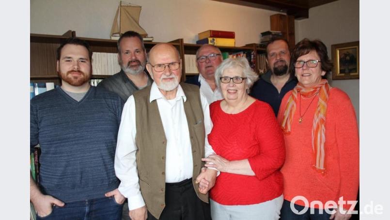 Seit 40 Jahren lebt Klaus-Dieter Zirkelbach (Dritter von links) mit seiner Familie in Oberviechtach. Als der frühere Berufssoldat seinen 80. Geburtstag feierte, war auch Bürgermeister Heinz Weigl (Vierter von rechts) zum Gratulieren gekommen. Bild: frd