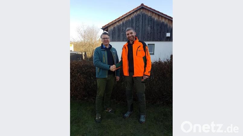 Der Leiter des Forstbetriebs Schnaittenbach, Philipp Bahnmüller, begrüßt den neuen Etzenrichter Förster Michael Schafferhans. Bild: exb