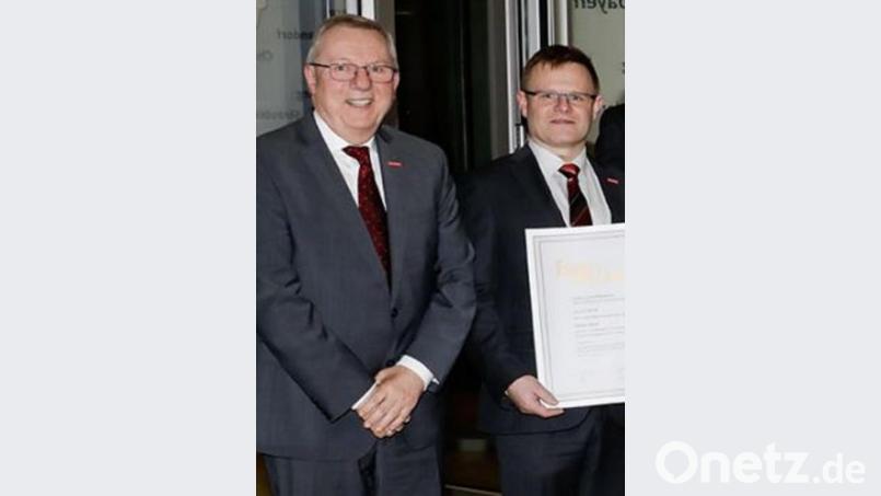 Jürgen Kilger, der Hauptgeschäftsführer der Handwerkskammer, zeichnet Gerald Blödt (rechts) aus. Bild: Foto Graggo