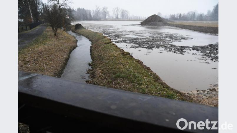 Im Moment ruht die Baustelle am Krebsbach. Auf der ausgeschobenen Retensionsfläche steht das Regenwasser der vergangenen Tage. Bild: Gabi Schönberger