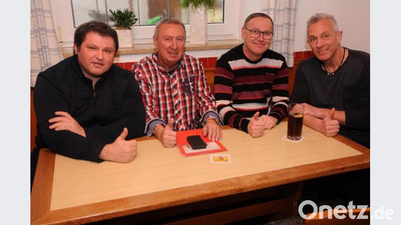 Daumen hoch für den Fußball (von links): Alfred Glashauser und Joachim Bender (SVL), Manfred Seitz und Jürgen Drahota (TuS). Bild: Joachim Gebhardt