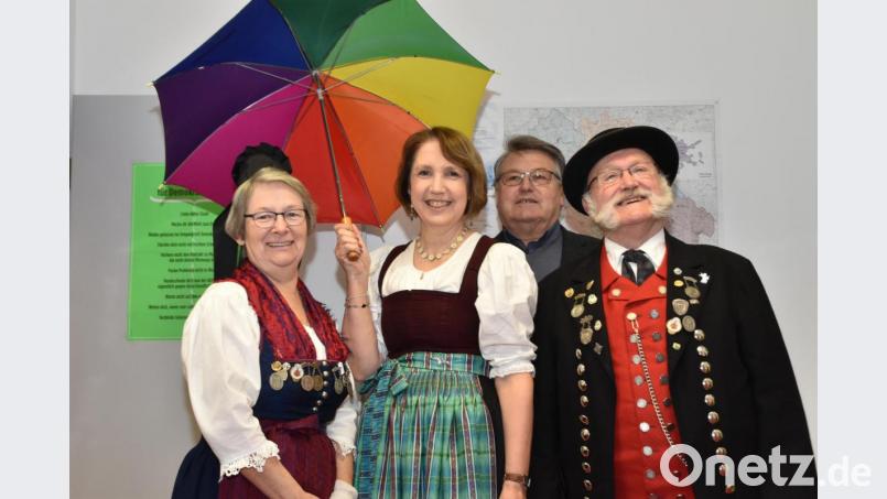 Dass es beim Jubiläum regnen wird, hofft Schirmherrin Annette Karl nicht. Der bunte Schirm eignet sich sowieso besser als Sonnenschirm. Um die Übernahme der Schirmherrschaft bitten sie Christa und Wilhelm Binner sowie Günther Magerl (hinten). Bild: hcz