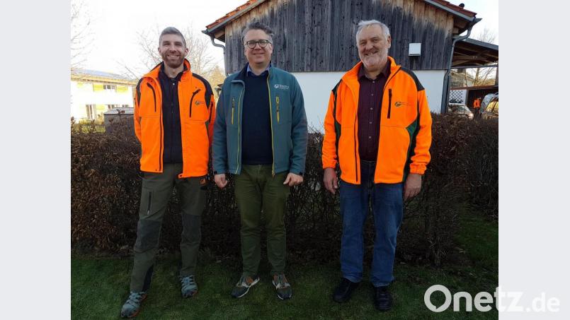 Nach 13 Jahren geht Peter Roland (rechts) in den Ruhestand und übergibt sein Revier an Michael Schafferhans (links). Forstbetriebsleiter Philipp Bahnmüller (Mitte) dankt Roland für die geleistete Arbeit. Bild: exb