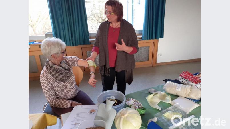 Heilpraktikerin Tanja Berberich zeigte anschaulich, wie Wickel und Auflagen bei Gelenkbeschwerden helfen können. Bild: Erika Brönner