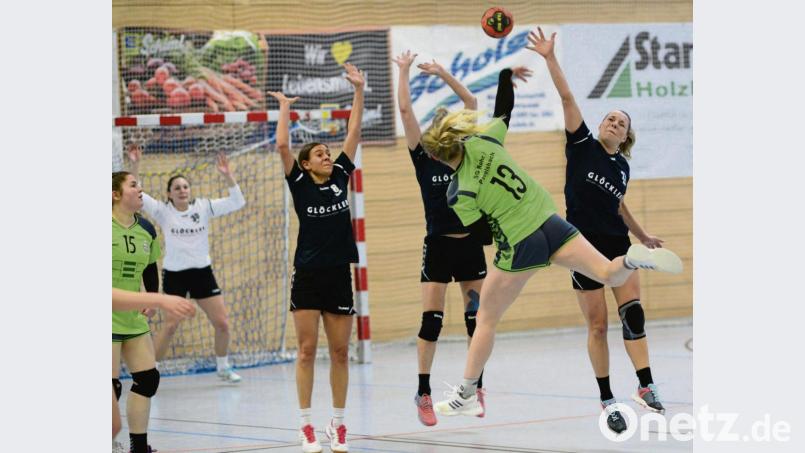 Die Abwehrarbeit der HSG Nabburg/Schwarzenfeld um Torfrau Lisa Pröls (hinten helles Trikot) war sehr gut gegen die SG Rohr. Theresa Desing (Dritte von links) und ihre Teamkolleginnen blockten gut. Bild: ham