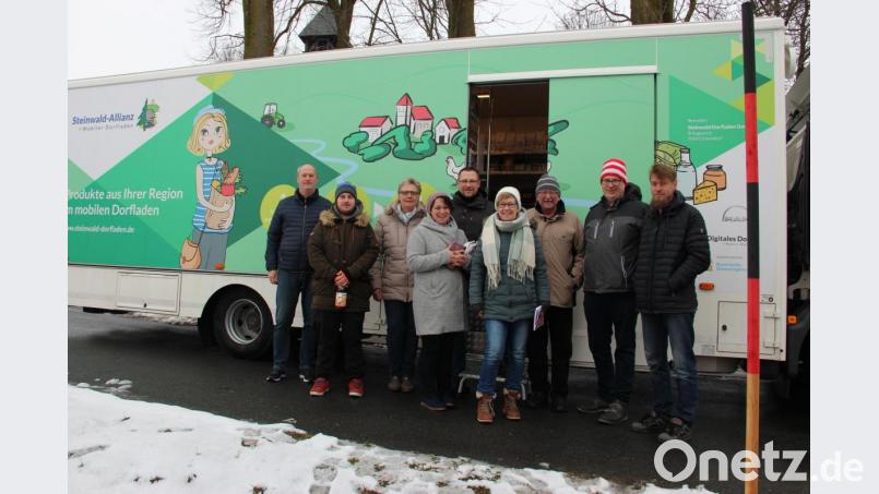 Eine Gruppe des SPD-Ortsvereins Pechbrunn-Groschlattengrün um Vorsitzende und Bürgermeisterkandidatin Isgard Forschepiepe (Vierte von rechts) und Landratskandidat Thomas Döhler (links) informierte sich über den mobilen Dorfladen der Steinwald-Allianz. Bild: exb