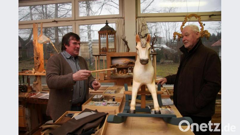 Vorsitzender Norbert Reger (rechts) hatte den Besuch angeregt, um „seiner“ Gesellschaft Steinwaldia die Arbeit Gerhard Schinners näher zu bringen. Bild: wro