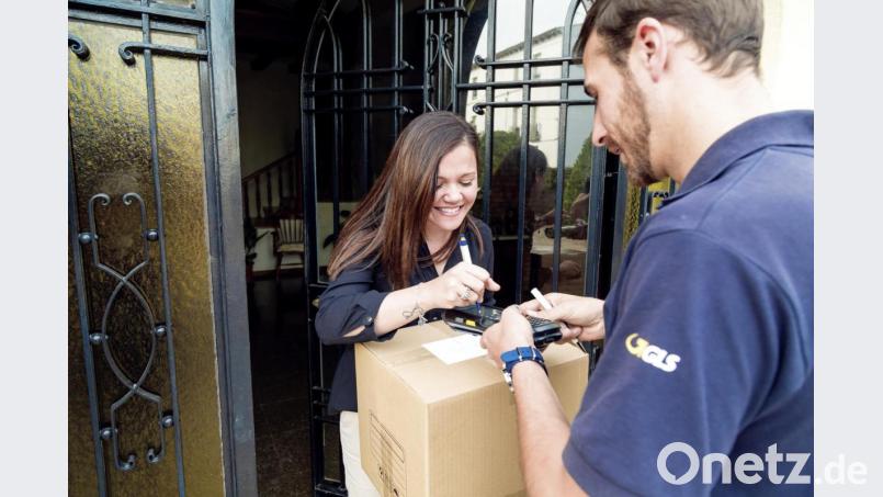 Eine Frau nimmt an der Haustür ein Paket, geliefert von GLS, entgegen. So hätte sich das auch die Weidenerin Susanne Kempf gewünscht. Symbolbild: Adam Drobiec/exb