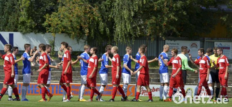 Blick ins Archiv: Die Mannschaften des TuS Rosenberg (hinten) und des Lokalrivalen SV Loderhof/Sulzbach begrüßen sich per Handschlag vor dem Anpfiff eines Derbys – beide Vereine hatten schon immer ein gutes Verhältnis. Bild: Hubert Ziegler