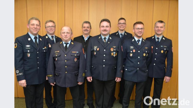 Kreisbrandmeister Christian Demleitner (links) fand die Präsentation der Vohenstraußer Feuerwehrjugend bei der Deutschen Jugendleistungsspange filmreif. Nicht zuletzt ein Verdienst von Jugendwart Thomas Beierl (Vierter von rechts), der sein Amt nun an Christoph Schmid (Zweiter von rechts) übergibt. Beierl wurde von Stadtkommandant Mario Dobmayer und Vorsitzendem Peter Grosser (Zweiter von links) schweren Herzens von diesem Posten entlassen. Der Feuerwehr bleibt der engagierte Mitstreiter aber weiterhin erhalten. Kreisbrandinspektor Martin Weig (Dritter von links) wurde für 40 Jahre aktive Feuerwehrarbeit ausgezeichnet. Bild: dob