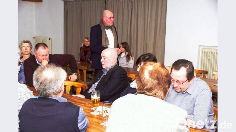 Ziel von SPD-Bürgermeisterkandidat Anton Dornheim (stehend) ist es, dass sich die Leute in der Gemeinde wohlfühlen und die Altlasten aufgearbeitet werden. Bild: bkr