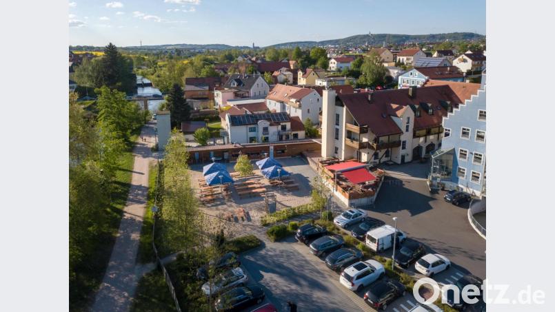 Das Hotel Gasthof zur Post lässt sechs kleine Modulhäuser aus Holz anfertigen, die wie Hotelzimmer ausgestattet sind. Sie werden auf der linken Seite des Biergartens aufgestellt. Bild: Klaus Schicker, exb