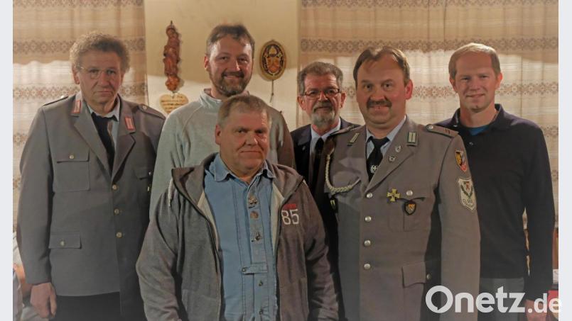 Der zweite Vorsitzende Georg Braun sowie Markus Rauch, Siegi Beierl, Kreisvorsitzender Peter Schottenhaml, Vorsitzender Hans Meißner und Bürgerneister Konrad Kiener (von links) hatten bei der Jahreshauptversammlung der Kriegerkameradschaft einiges zu besprechen. Bild: twi