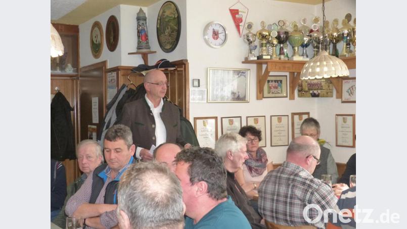Landkreis-Themen brachte Kreisrat Martin Pöllath (stehend, im Hintergrund) bei einer Veranstaltung der Freien Wählerschaft Neukirchen in Oberreinbach auf die Tagesordnung. Bild: fm