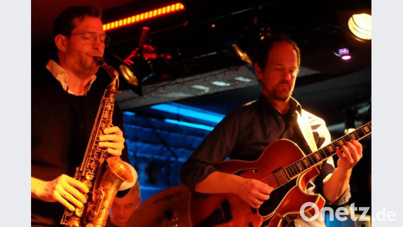 Sie spielten vor 16 Jahren erstmals zusammen: Saxofonist Johannes Geiß und Gitarrist Joe Krieg. Seitdem kam es immer wieder zu gemeinsamen Projekten. Bild: lr