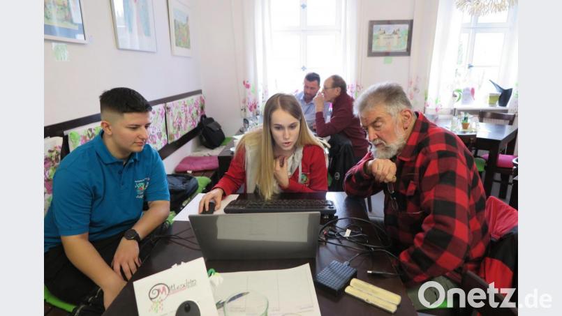 Sehr dankbar war Hans Rösch (rechts), als ihm Celine Müller und Michaela Diesner (von links) einige Funktionen auf seinem Laptop erklärten. Bild: jzk