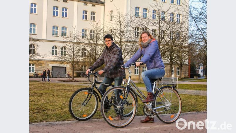 Drahtesel zu vermieten: Stefan Stiegler (links) von der Studierendenvertretung und Annabelle Wolff, Leiterin des International Office, haben Fahrräder für Studierende aus dem Ausland organisiert. Bild: Wiesel/OTH Amberg-Weiden/exb