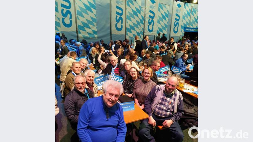 Politischer Aschermittwoch in Passau: Unser Bild zeigt die „Schlachtenbummler“ aus Eschenbach (im Vordergrund) während der großen Polit-Sause. Bild: do