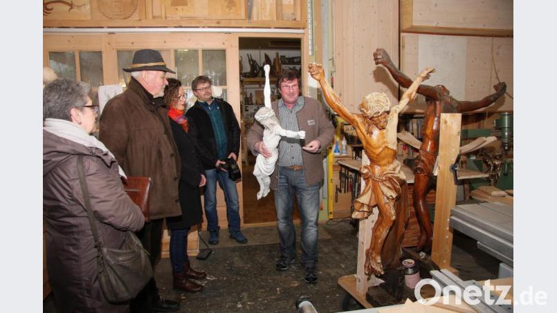Wie viele Kreuze bereits durch seine Hände gingen, konnte Gerhard Schinner (rechts) nicht sagen. „Es waren sehr viele“, rechnete der Ebnather nach.. Bild: wro