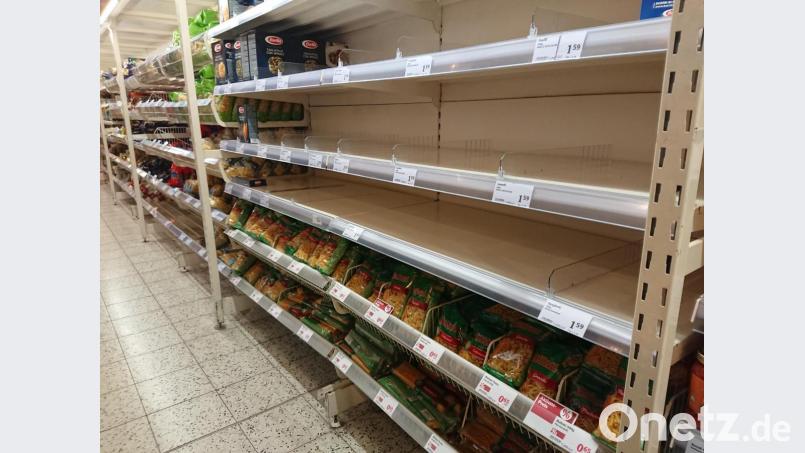 Leere Nudelregale: Seit den ersten Meldungen vergangene Woche spürt auch das Warenhaus Globus die Hamsterkäufe, besonders bei haltbaren Lebensmitteln. Bild: Hösamer