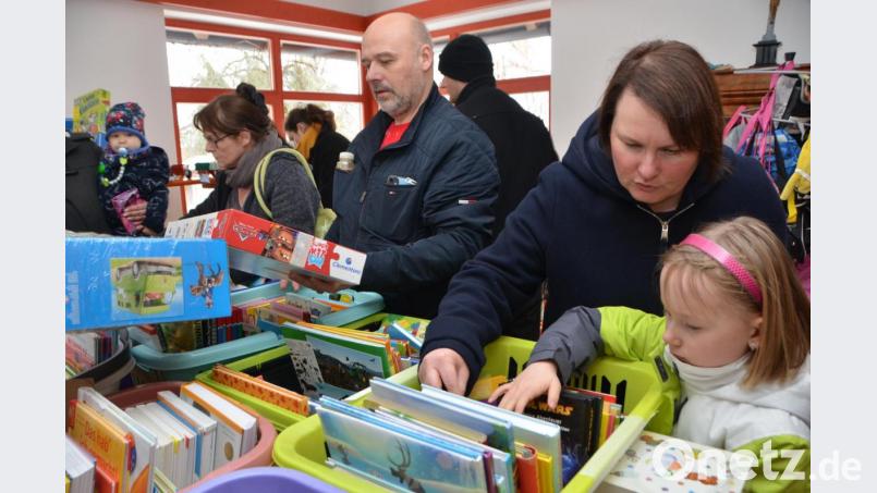 Sophia (rechts) kommt mit Mama Martina, um in der Bücherkiste Interessantes zum Schmökern auszukramen. Andere Kunden interessieren sich vielmehr um Gesellschaftsspiele. Bild: dob