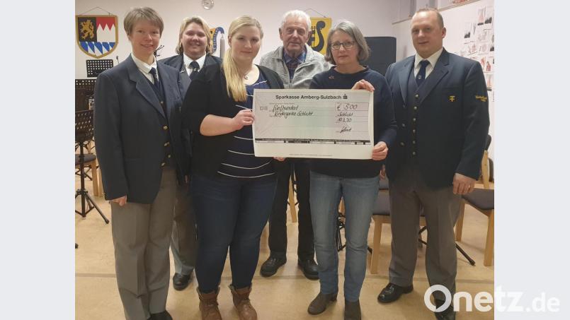 Bei der Spendenübergabe (von links): Kassier Claudia Gebhardt, Dirigentin Sabine Kredler, Monika Ertl (Kindergarten), Ehrendirigent Hans Hufsky, Johanna Kraus (Kindergarten) und Vorsitzender Harald Lukesch. Bild: sak
