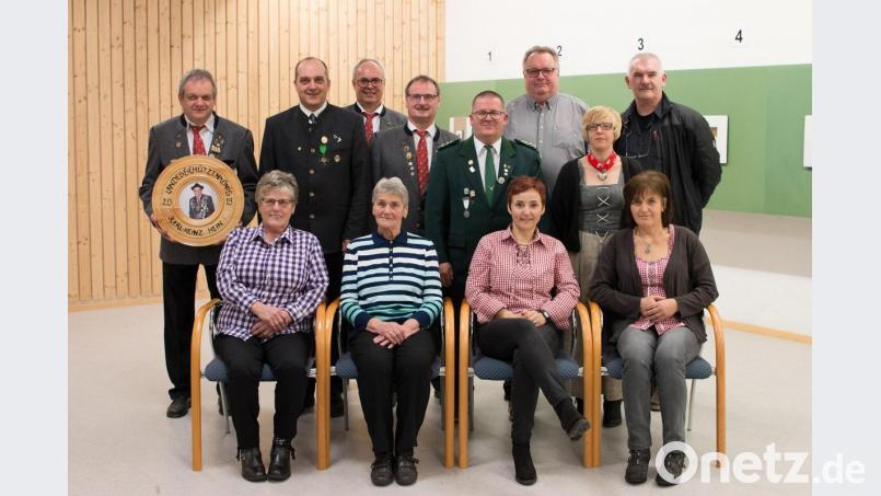 Sie sind tragende Säulen: (sitzend, von links) Rosi Fenzl, Gisela Peraus, Martina Sirtl, Doris Häupl; (stehend, von links) Landesschützenkönig Karl-Heinz Hein, OSB-Vizepräsident Wolfgang Schraml, Vorsitzender Horst Bauer, Horst Peraus, Gauschützenmeister Wolfgang Schlicht, Wolfgang Bauer, Sportleiterin Melanie Fröhlich und Bürgermeister Uli Roth. Bild: nza