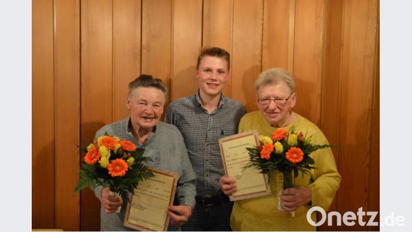 Ehrungen bei den Kirwaleuten (von links): Agnes Graf (Ehrenmitglied), Vorsitzender Moritz Koberstein sowie Rosa Ehbauer (Ehrenmitglied). Bild: exb