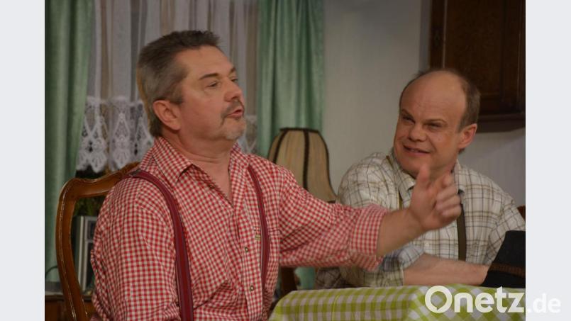 Kunibert Reiß (links) und Gerhard Rosenberger wollen ein Theaterstück aufführen und hecken tolle Pläne aus. Bild: jr