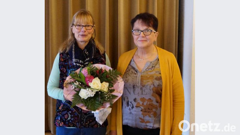 Nach dem interessanten und aufschlussreichen Vortrag von Christina Riebl (li.)überreichte Teamsprecherin Marita Kuchenreuther einen Frühlingsstrauß an die Referentin. Bild: soj