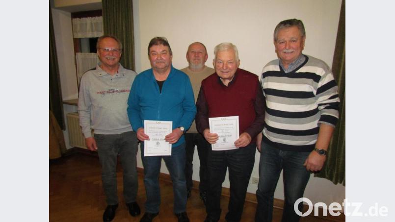 Treue Mitglieder des Pressather Männergesangvereins nehmen in der Jahreshauptversammlung Urkunden entgegen. Im Bild sind (von links) dritter Bürgermeister Wolfgang Graser, Uli Girisch, Vorsitzender Hermann Grünberger, Rolf Kühnelt und Chorleiter Heribert Ficker Bild: is