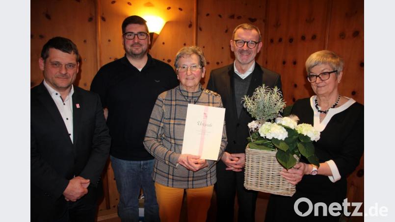 Für 60 Jahre Treue zur KAB wurde Josefine Bauer (Mitte) geehrt. Dazu gratulierten (von links) Diözesansekretär Markus Nickl und Vorsitzender Dominik Sirtl sowie (von rechts) Vorsitzende Gudrun Sirtl und Präses Thomas Vogl. Bild: kro