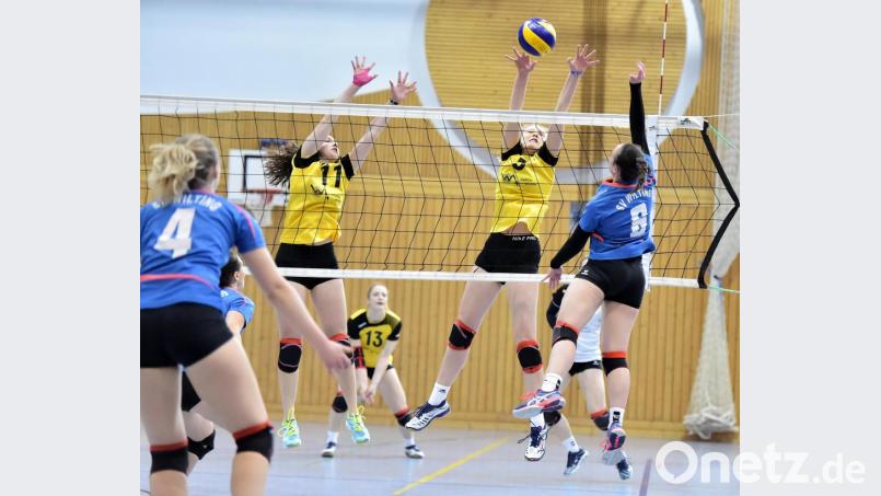 Die Wiltinger Zuspielerin Alexandra Spindler (rechts) versucht beim Netzangriff gegen den Hahnbacher Zweierblock, gestellt von Ramona Bäumler (Zweite von links) und Lena Großmann (Zweite von rechts), einen Punkt zu erzielen. Bild: Hubert Ziegler