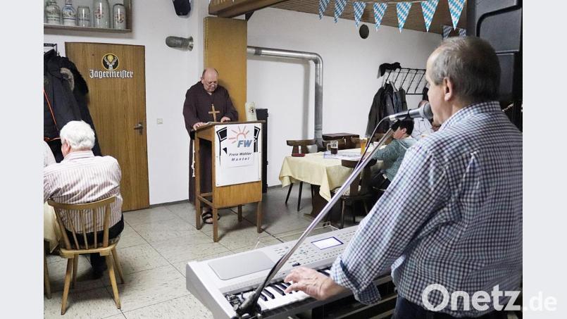 „Harmonika-Franz“ und Pater Klaus beim Starkbierfest der Freien Wähler Bild: jma