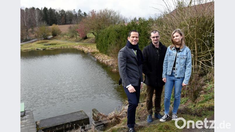 Bundestagsabgeordneter Albert Rupprecht (links) machte sich bei Teichwirt Michael Siller mit Tochter Eva ein Bild von den möglichen Auswirkungen der Stromtrasse. Ein aktueller Vorschlag von Tennet sieht eine Unterquerung der Weiher im Bildhintergrund vor. Bild: bgm