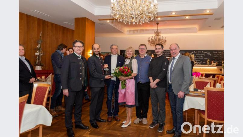 Die Verleihung des &quot;Sterns der Gastlichkeit&quot; (von links): Elmar Störcher und Thomas Reichl von der Paulaner-Brauerei, Hauseigentümer Otto Fischer, Wirtsleute Heike Schillbach und Hauke Peters, Küchenchef Pascal Gens und Bürgermeister Roland Strehl. Bild: Klaus Schicker