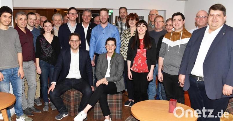 Ortstermin im Landhotel Weißes Ross und Gespräch mit Europa-Parlamentarier Christian Doleschal über Tourismus und Fremdenverkehr: (sitzend Mitte Doleschal und Juniorchefin Katharina Fleischmann; dahinter Hans-Jürgen und Susanne Neumüller-Nägerl sowie CSU-Ortsvorsitzender Henner Wasmuth und (rechts) Bürgermeister Dieter Dehling. Bild: no