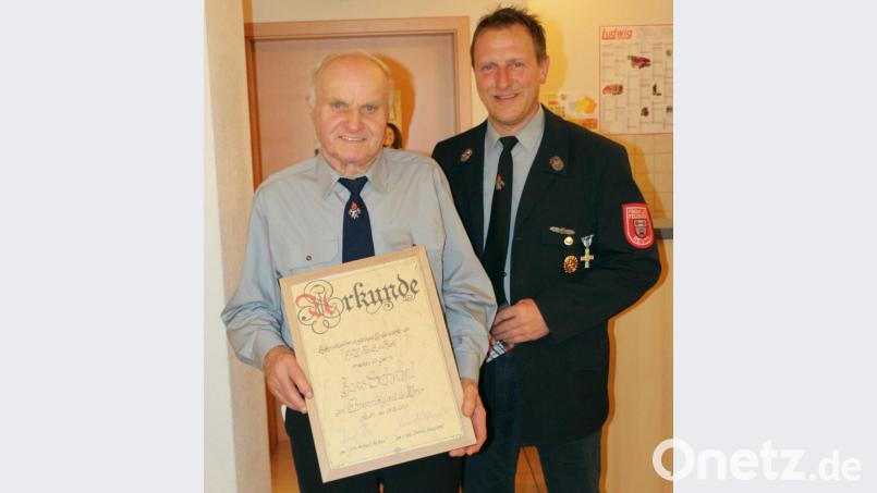 Vorsitzender Herbert Tretter (rechts) gratulierte dem neuen Ehrenmitglied Johann Schraml. Bild: rpp