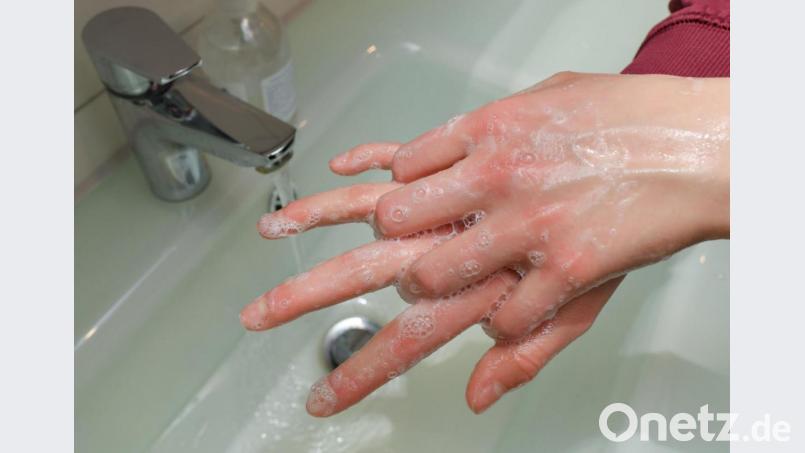 Handhygiene­ gehört in Zeiten von Coronavirus und Influenza zu den wichtigsten Präventions­maßnahmen. Mindestens 20 bis 30 Sekunden die Hände mit Seife wachen. Dabei Handrücken, Daumen und Fingerzwischenräume nicht vergessen. Bild: Patrick Pleul/dpa