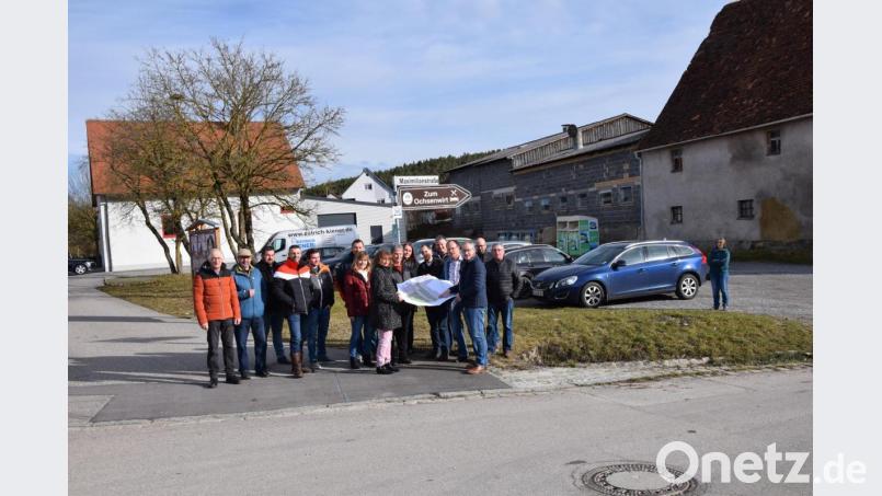 Neben dem Feuerwehrgerätehaus wird noch heuer der Beginn eines Dorfplatzes als Multifunktionsplatz begonnen. Zu einer Objektbesichtigung hatten sich die Mitglieder des CSU-Ortsverbandes Rieden-Vilshofen zusammen mit den Kandidaten sowie Bürgermeister Erwin Geitner dort getroffen. Bild: bö