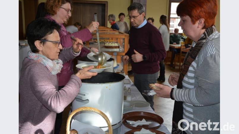 Kartoffelsuppe mit und ohne Wursteinlage wurde am Sonntagvormittag beim Fastenessen im Josefsheim serviert. Auch Organisatorin Maria Gottas (links) griff zum Schöpflöffel und füllte die Teller. Bild: jr