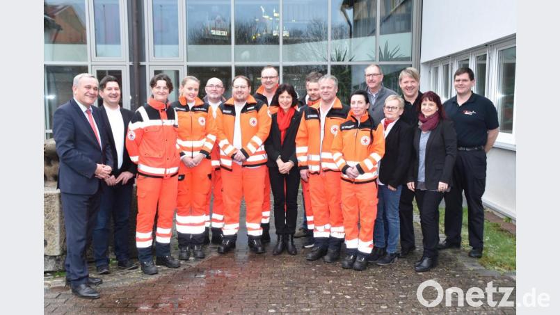 Die Bedeutung des neuen Berufsbilds &quot;Notfallsanitäter&quot; unterstreicht die Ärztliche Leiterin des Rettungsdiensts Dr. Gudrun Graf (Mitte). Oberbürgermeister Kurt Seggewiß, BRK- Kreisgeschäftsführer Sandro Galitzdörfer (von links) und weitere Führungskräfte der &quot;Rettungskette&quot; gratulieren. Bild: hcz