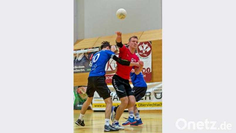 Trotz 13 Treffern von Tobias Wild konnte die 29:35 Niederlage der Oberviechtacher Herren nicht verhindert werden. Bild: Günter Uschold (gud)