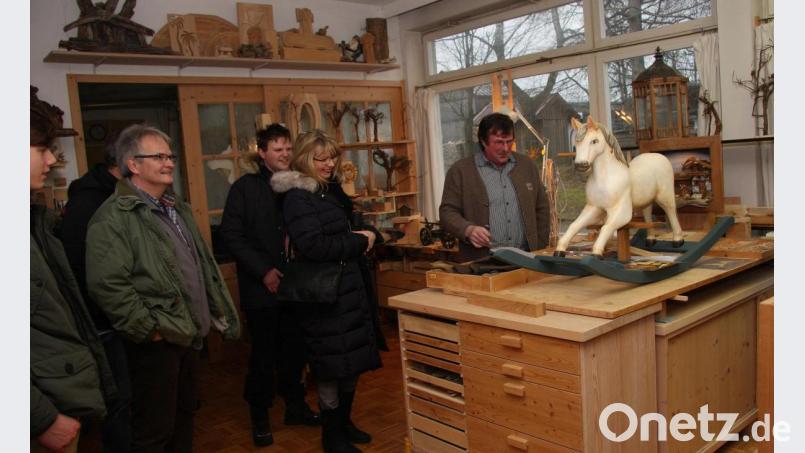 Das Holz-Schaukelpferd steht in der Mitte der Werkstatt. Bild: wro