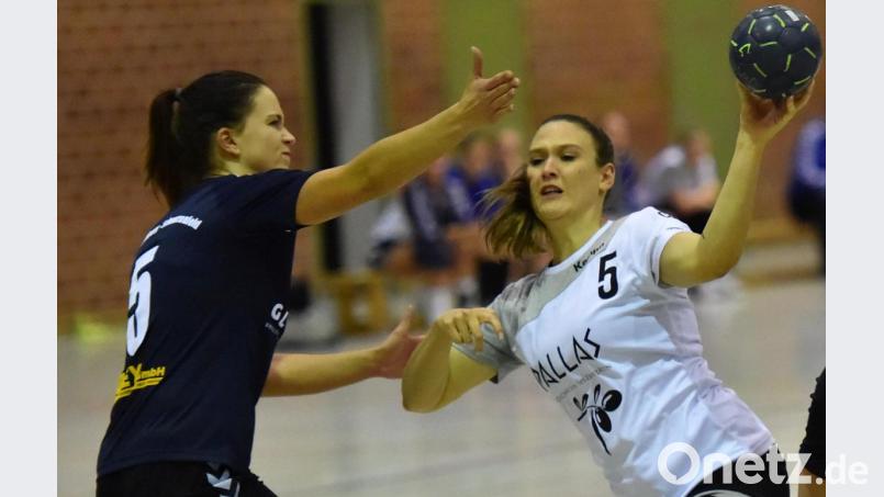 Tamara Hauer (rechts, Szene aus der Partie gegen die HSG Nabburg/Schwarzenfeld) und die Handballerinnen des HC Weiden unterlagen der SG Mintraching/Neutraubling mit 25:30. Bild: A. Schwarzmeier