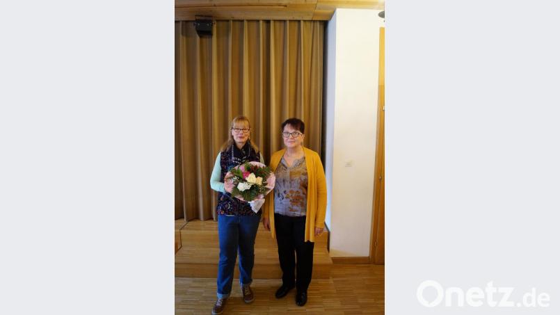 Nach dem interessanten und aufschlussreichen Vortrag von Christina Riebl (li.) überreichte Teamsprecherin Marita Kuchenreuther einen Frühlingsstrauß an die Referentin. Bild: soj