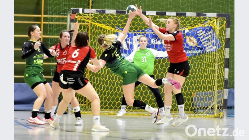 Vor der gut haltenden jungen Sulzbacher Torhüterin Neele Zimmermann (Mitte hinten) attackiert die Sulzbacher Rückraumspielerin Lena Zientek (rechts) die ballführende Amelie Müller von der SG DJK Rimpar. Bild: Hubert Ziegler