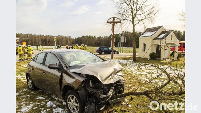Der Fahrer eines Passat (im Hintergrund) übersah an der Freihölser Kreuzung den Fiat einer 39-Jährigen. Vier Menschen, darunter ein Säugling, wurden bei dem Unfall am Samstag leicht verletzt. Bild: Hösamer