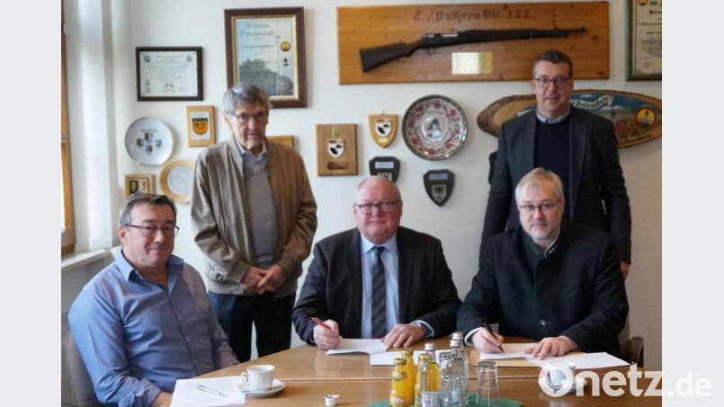 Bürgermeister Heinz Weigl (Mitte) freut sich gemeinsam mit den Fraktionsvertretern Josef Lohrer und Christian Schneider (rechts) sowie Kämmerer Michael Hösl (links) über die Übernahme der Trägerschaft des neuen Kindergartens durch das BRK. Den Vertrag unterzeichnete Kreisgeschäftsführer Otto-Josef Langenhan (vorne, rechts). Bild: weu